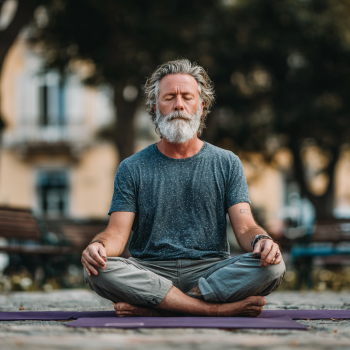 Instructor de yoga lucrând cu seniori